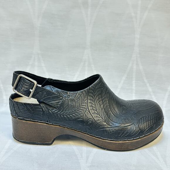 Bella Vita Starlee sz 8 Clogs Heel Strap Slip Resistant Black‎ Tooled Leather - Picture 1 of 10